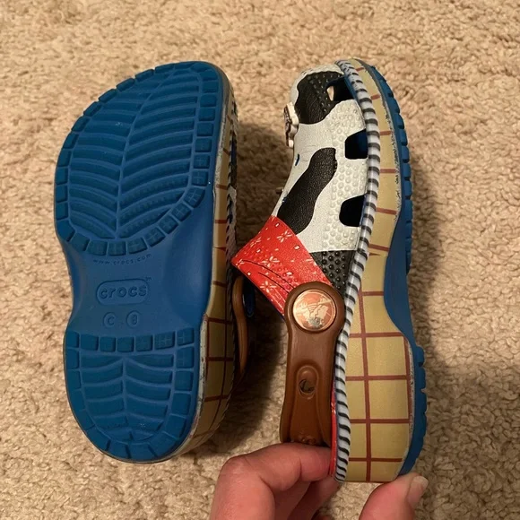 CROCS -Toy Story Woody Design - Picture 4 of 5